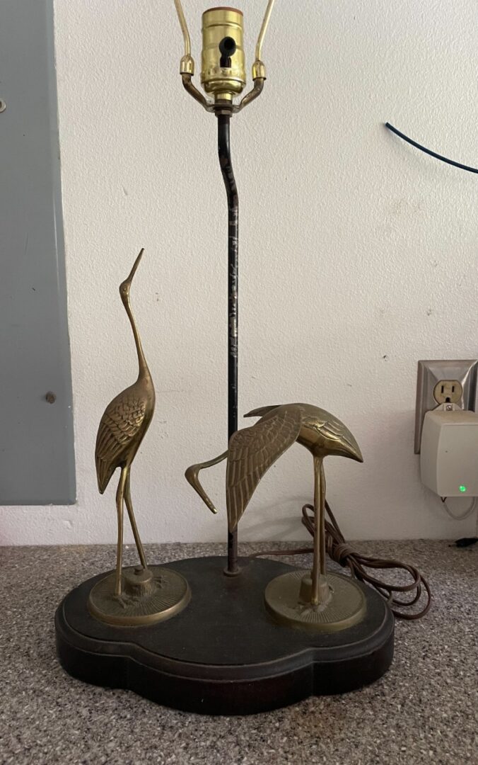 Image of lamp with bird structure